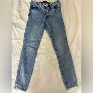 GAP size 6 woman’s skinny jean.
